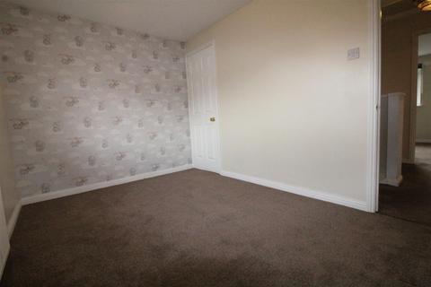 2 bedroom townhouse to rent, Greenfields, Heckmondwike, West Yorkshire