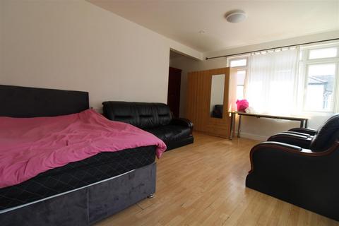 3 bedroom apartment to rent, Blackhorse Lane, London E17