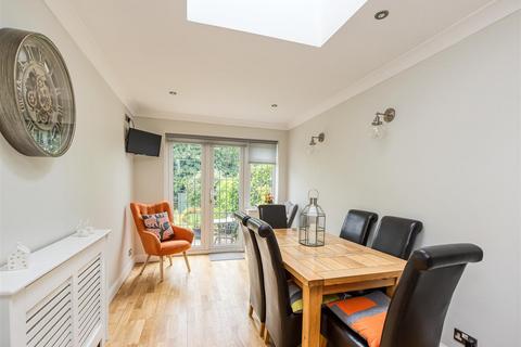 35 Rennison Drive, Wombourne, Wolverhampton, WV5 9HW