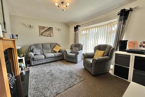 2 bedroom flat for sale, Queens Drive, Glossop