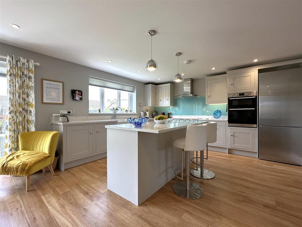 Stunning Contemporary Kitchen 367