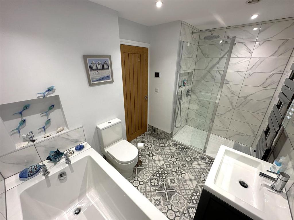 Four-Piece Bathroom Suite 405