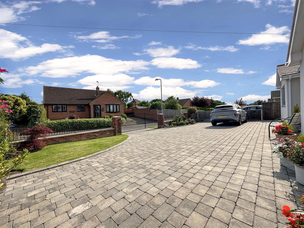 Extensive Block Paved Driveway 471