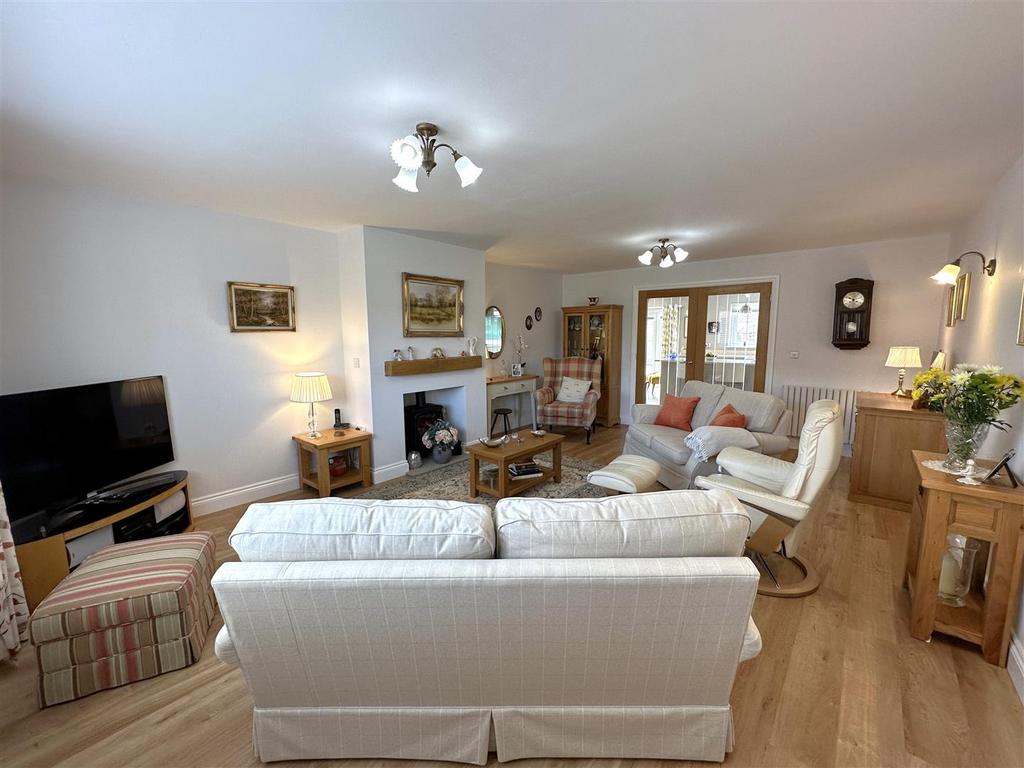 Generous Lounge 326