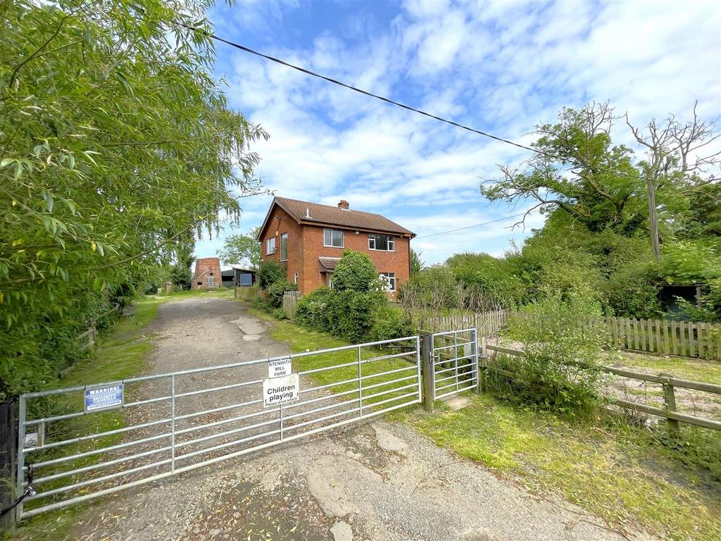 Barrowby Stenwith, Grantham 3 bed detached house for sale £450,000