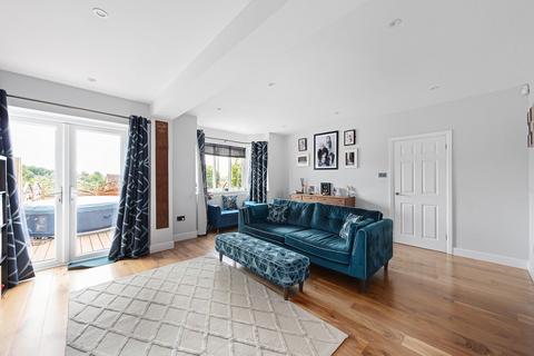 32 Cliff End, Purley, CR8 1BN