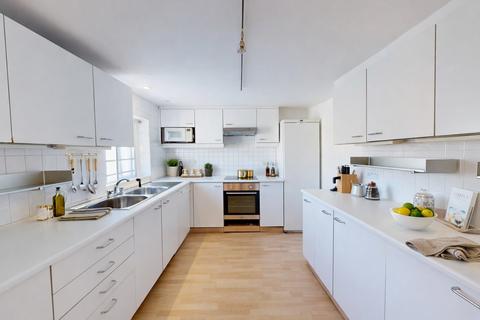 2 bedroom flat to rent, Marine Parade, Brighton, BN2