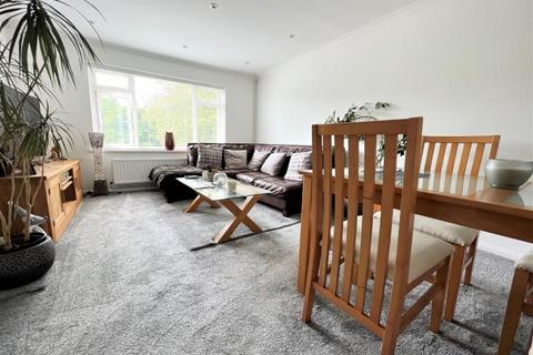 2 bedroom flat to rent, Chertsey Road, Byfleet KT14