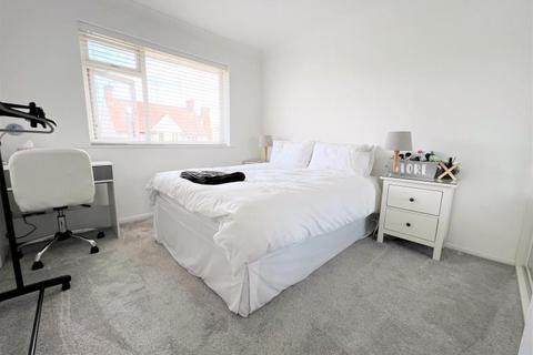 2 bedroom flat to rent, Chertsey Road, Byfleet KT14