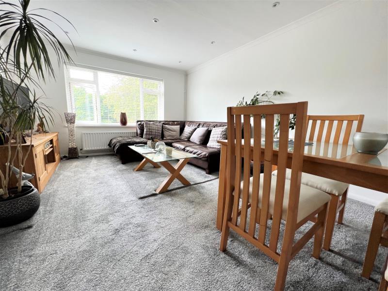 Chertsey Road, Byfleet KT14 2 bed flat to rent £1,450 pcm (£335 pw)