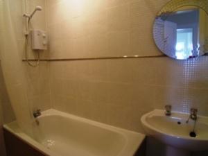 23 3 F1 Livingstone Place bathroom