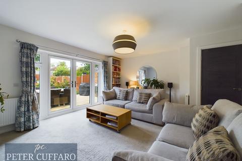 4 bedroom end of terrace house for sale, Queens Avenue, Welwyn Garden City AL7