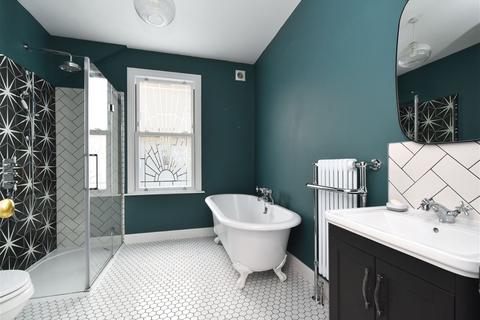 13 Lutwyche Road, London, SE6 4EP