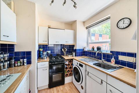 2 bedroom flat for sale, Montagu Court, Oakwood, Leeds, LS8