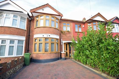 3 bedroom terraced house to rent, Havering Gardens Romford RM6