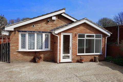 3 bedroom detached bungalow to rent, Pine Close, Wolverhampton WV3