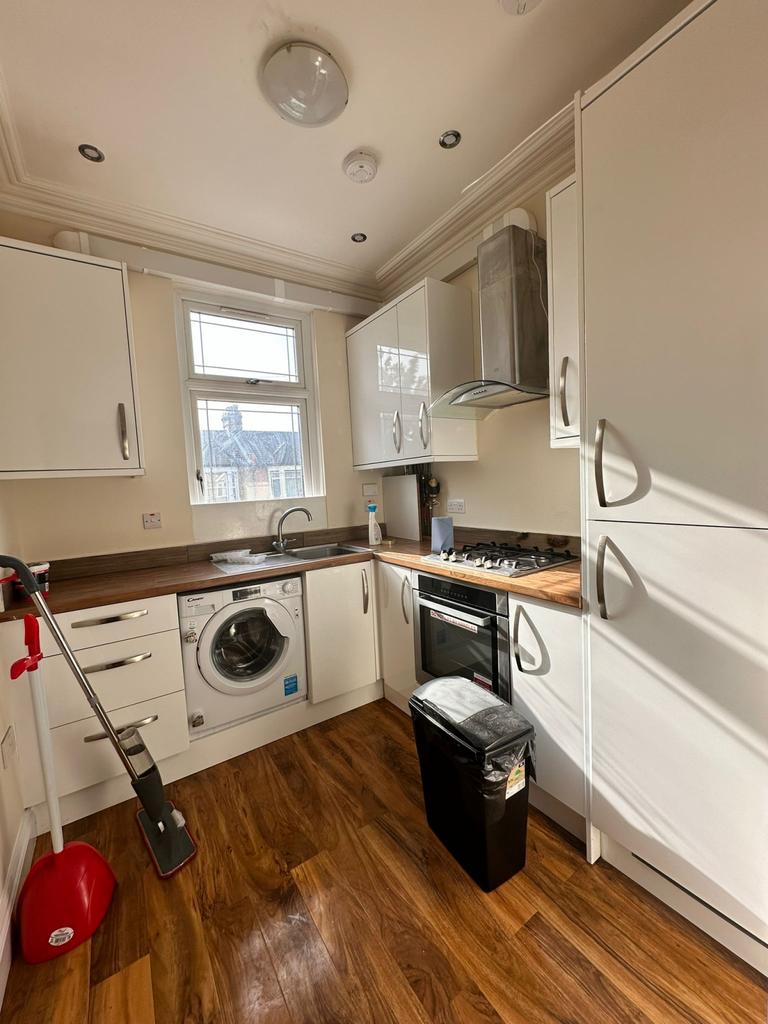 Charming 2-Bedroom Flat for Rent on Mafeking Aven