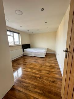 2 bedroom flat to rent, Ilford, IG2