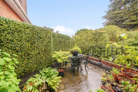 2 bedroom flat for sale, Lower Hale, Farnham, GU9