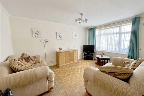 2 bedroom flat to rent, Harcourt Road, Bushey, WD23.