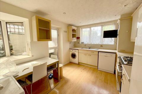 2 bedroom flat to rent, Harcourt Road, Bushey, WD23.