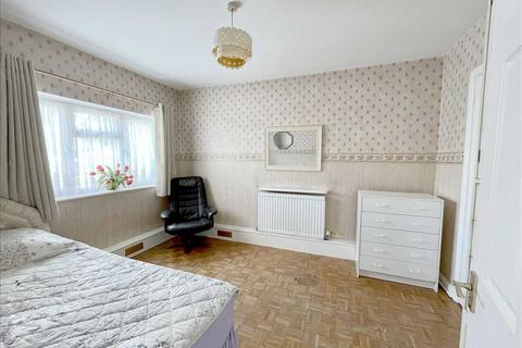 2 bedroom flat to rent, Harcourt Road, Bushey, WD23.