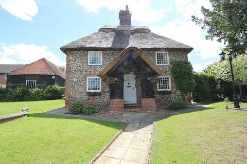 1 bedroom detached house for sale, Purley Rise, Purley On Thames, Berkshire - Set on high ground