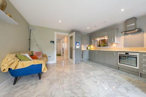 4 bedroom terraced house to rent, Victoria Road , Barnet EN4