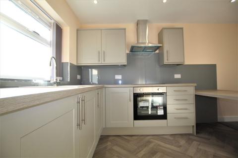 2 bedroom flat to rent, Colley Road