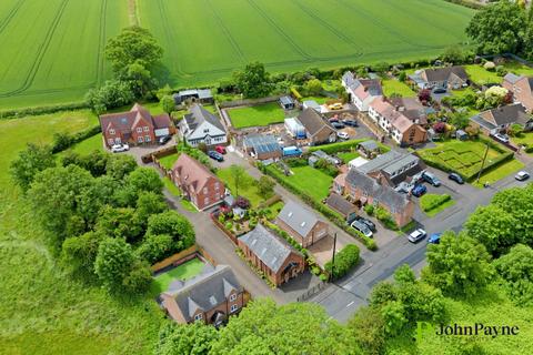 3 bedroom detached house to rent, Chapel Gardens, Hawkes Mill Lane, Allesley Village, Coventry, West Midlands, CV5