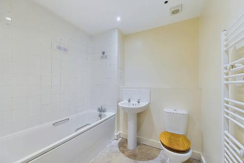 2 bedroom flat to rent, Tideslea Path, London SE28