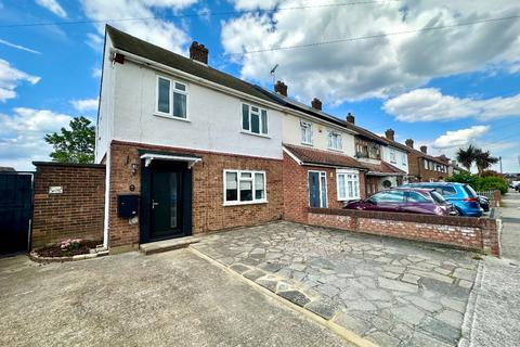 3 bedroom end of terrace house to rent, Christchurch Avenue, Rainham