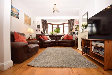 3 bedroom semi-detached house to rent, Cottesmore Avenue, Ilford, IG5