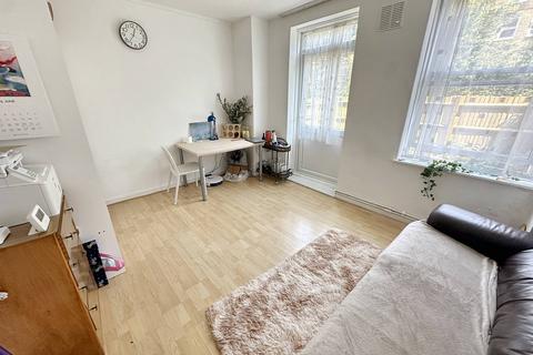 3 bedroom ground floor flat to rent, Fulham Road, London SW6