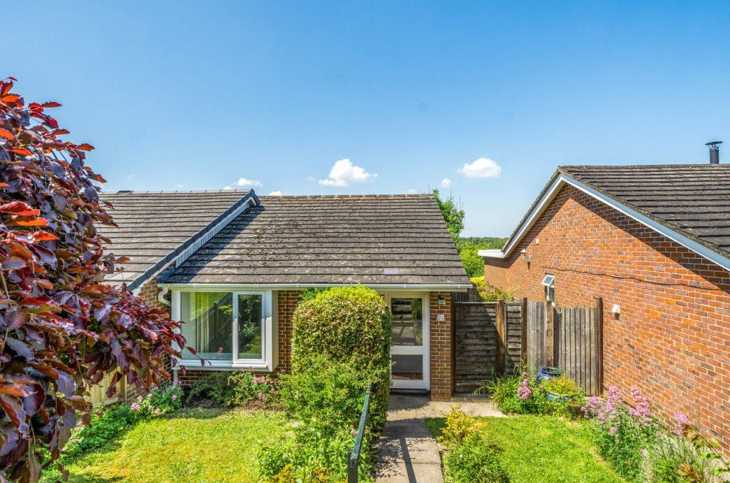 Felmer Drive Kings Worthy, Winchester 2 bed bungalow £1,450 pcm (£335 pw)