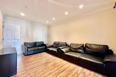 4 bedroom terraced house to rent, Ravenswood Crescent, Harrow, HA2