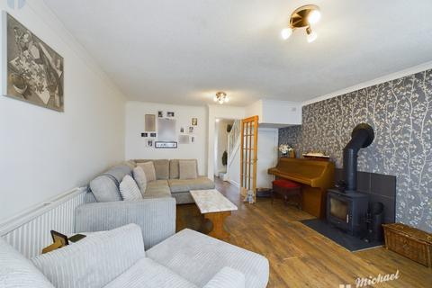 3 bedroom semi-detached house for sale, Miles End, Aylesbury, Buckinghamshire, HP21 8PR,