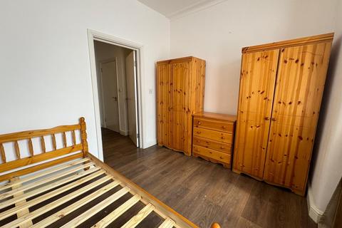 Studio to rent, London N9