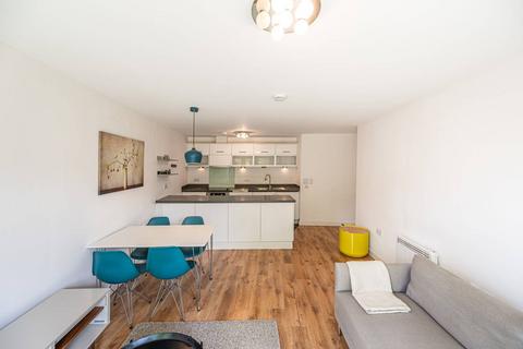 2 bedroom flat to rent, Friern Barnet Road, Friern Barnet, London, N11