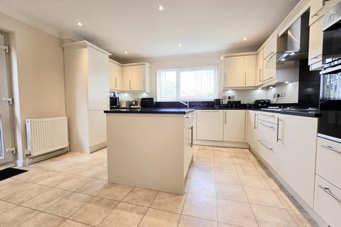 4 bedroom detached house to rent, Homestead Close, Rayleigh, Essex