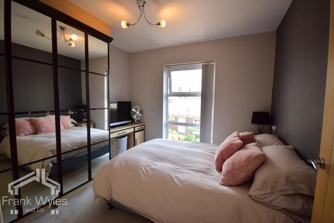 2 bedroom flat for sale, Elizabeth Court, King Edward Avenue, Lytham St Annes, FY8 1FF