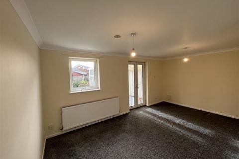 2 bedroom bungalow to rent, Castleton Close, Hucknall, Nottingham, Nottinghamshire, NG15