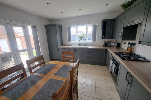 4 bedroom detached house for sale, Erw'r Brenhinoedd, Llandybie, Ammanford, SA18