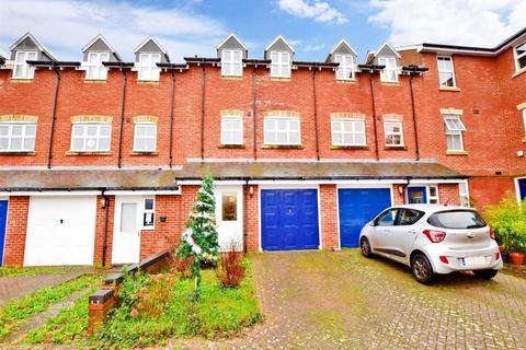 3 bedroom terraced house to rent, Gardeners Place Chartham CT4
