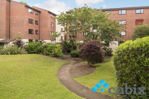 2 bedroom ground floor flat for sale, Granville Square, London SE15