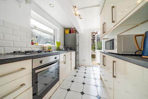 2 bedroom flat to rent, Garratt Terrace London SW17