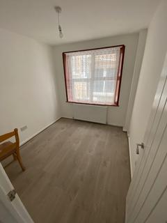 2 bedroom flat to rent, BROADWAY PARADE , LONDON N8
