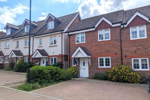 4 bedroom semi-detached house to rent, Gloucester Close, Woking GU21