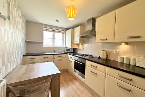 2 bedroom flat to rent, Cowrakes Road, Huddersfield, West Yorkshire, HD3