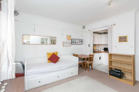 Studio to rent, Arundel Gardens, Notting Hill, W11